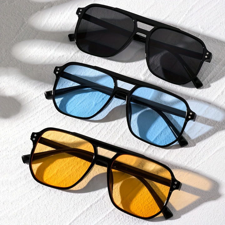 Négyzet alakú szemüveg szegecsekkel