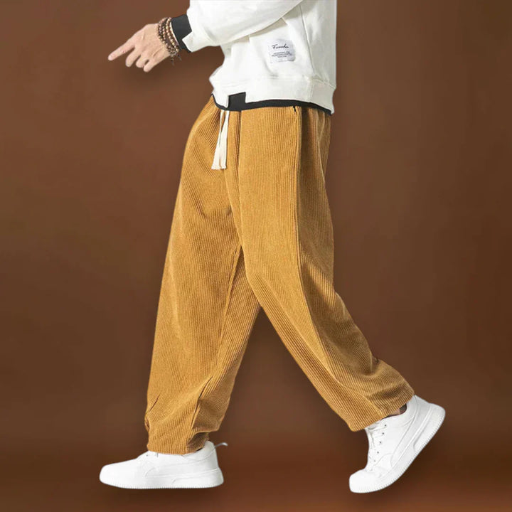 Béla – Széles Velúr Kargyűrűvel, Széles Szárral és Zsinóros Derékkal