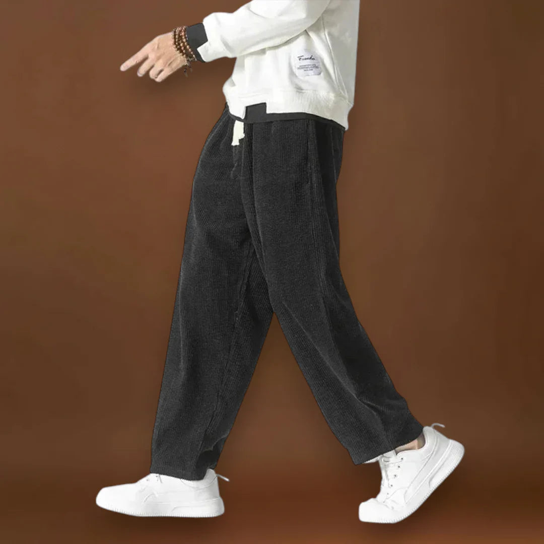 Béla – Széles Velúr Kargyűrűvel, Széles Szárral és Zsinóros Derékkal