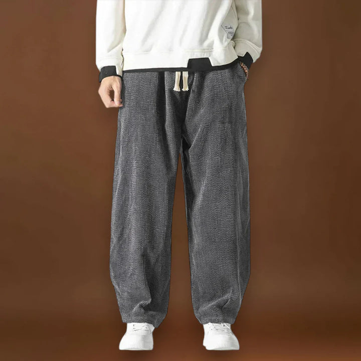 Béla – Széles Velúr Kargyűrűvel, Széles Szárral és Zsinóros Derékkal