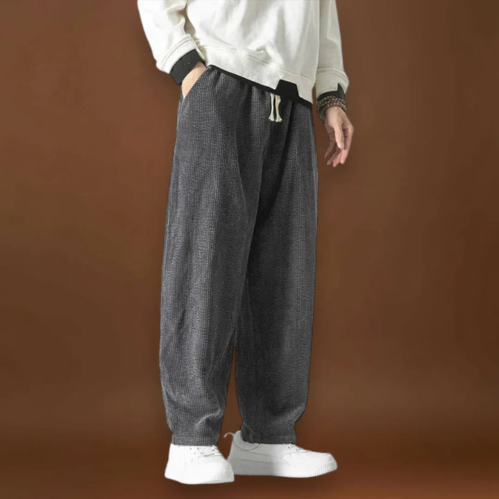 Béla – Széles Velúr Kargyűrűvel, Széles Szárral és Zsinóros Derékkal