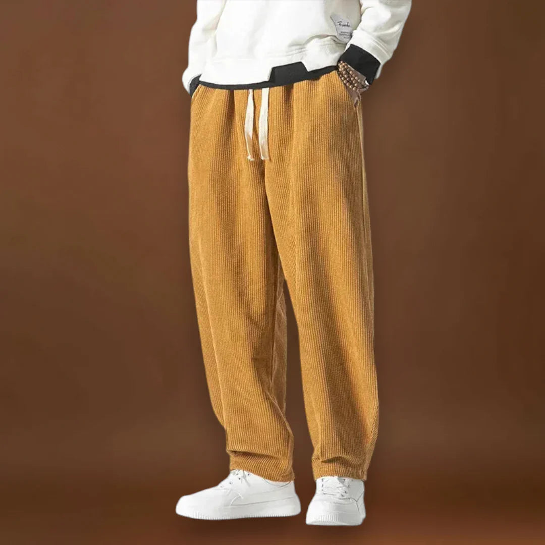 Béla – Széles Velúr Kargyűrűvel, Széles Szárral és Zsinóros Derékkal