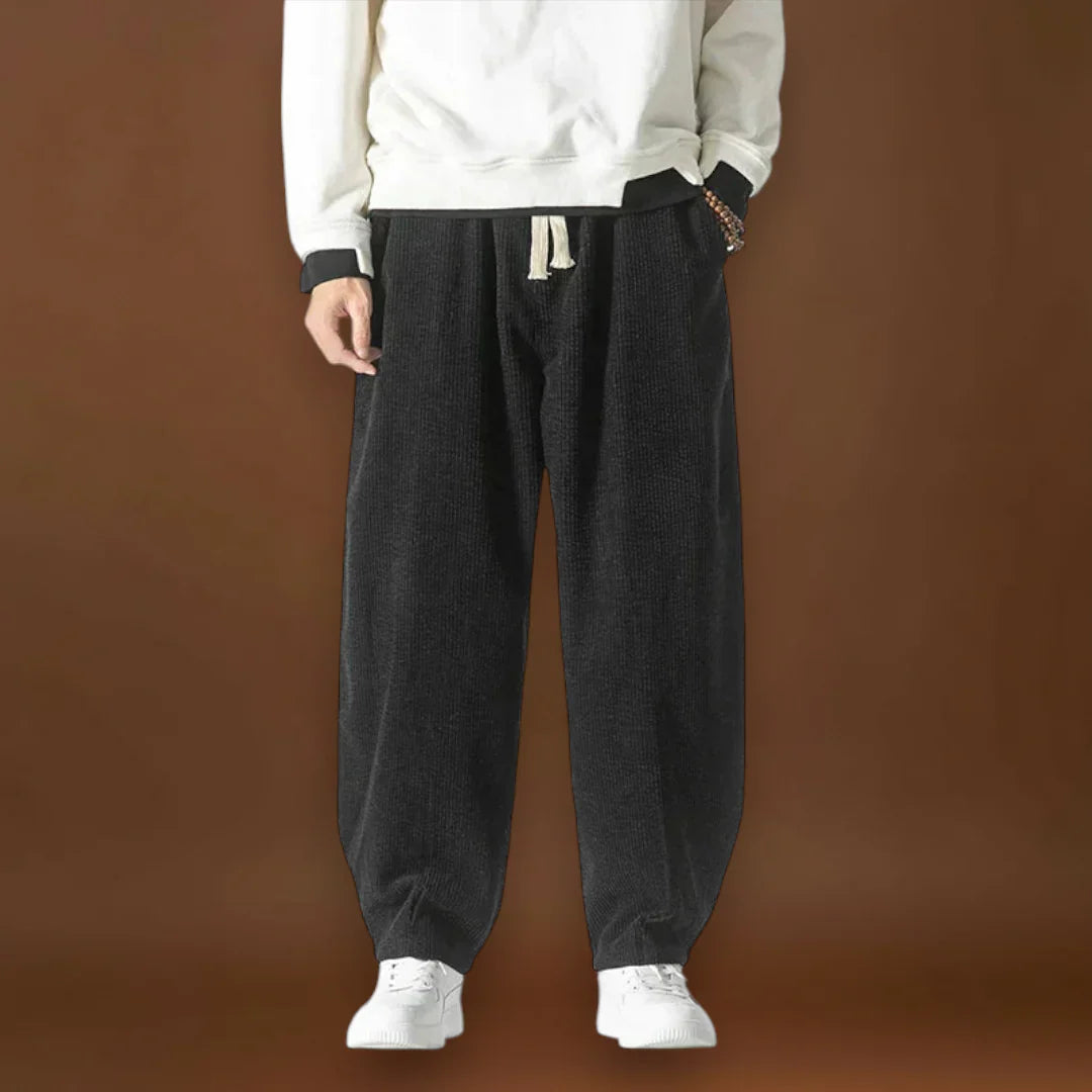 Béla – Széles Velúr Kargyűrűvel, Széles Szárral és Zsinóros Derékkal