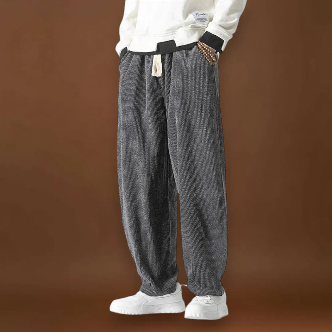 Béla – Széles Velúr Kargyűrűvel, Széles Szárral és Zsinóros Derékkal