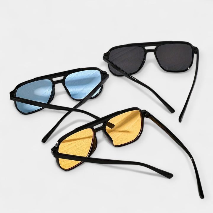 Négyzet alakú szemüveg szegecsekkel